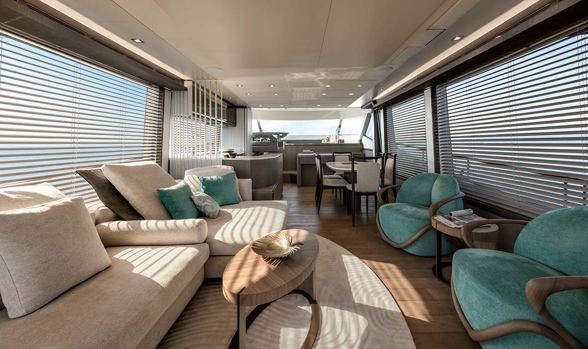 Poltroncine Hug, living dell’MCY76 di Monte Carlo Yachts