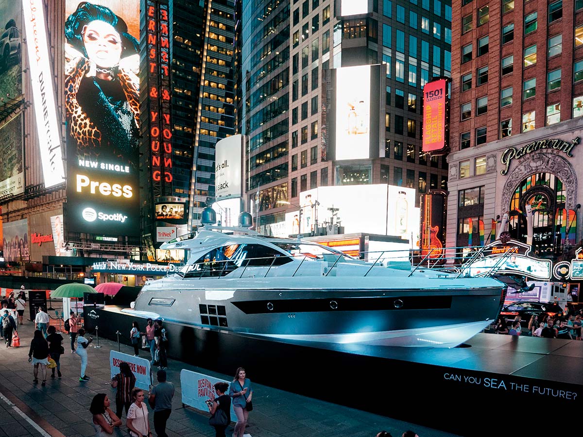 Azimut approda a Times Square