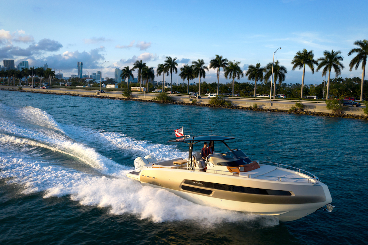 Yamaha e Invictus Yacht insieme