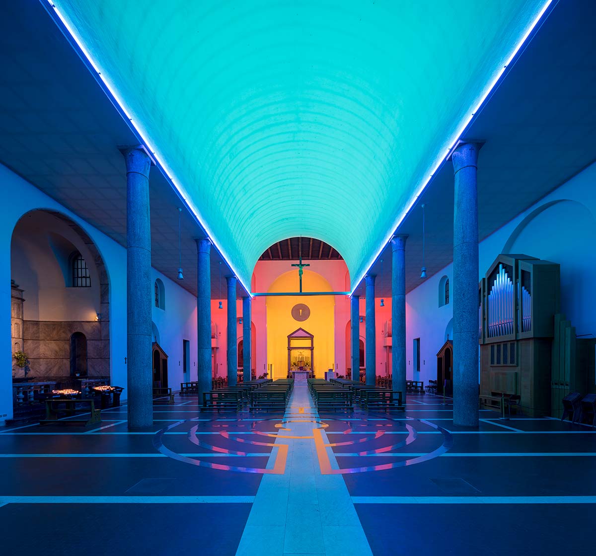Untitled, in luce verde, blu, rosa, dorata e ultravioletta