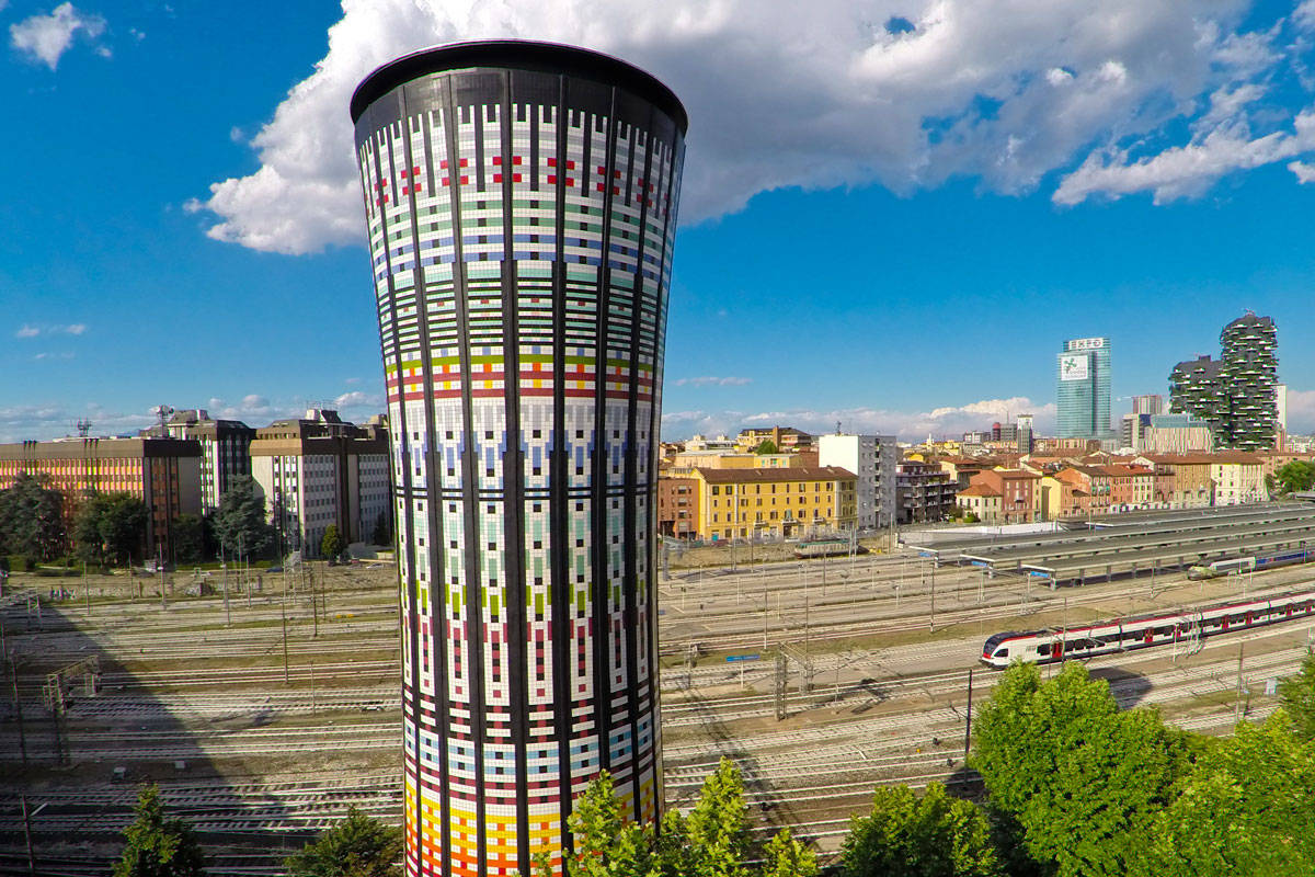 Milano. La Torre Arcobaleno torna a splendere