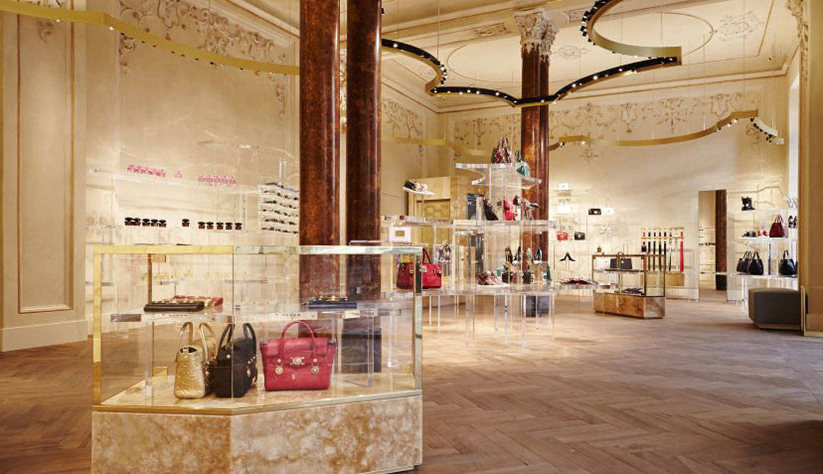 Cassina Contract per le boutique Versace