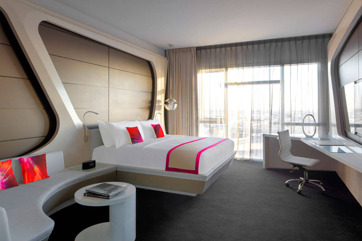 L’insegna del W Hotel brilla su Dubai
