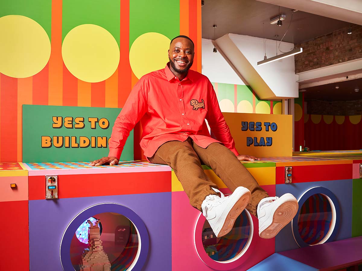 Yinka Ilori, l'artista che sogna una Londra a colori