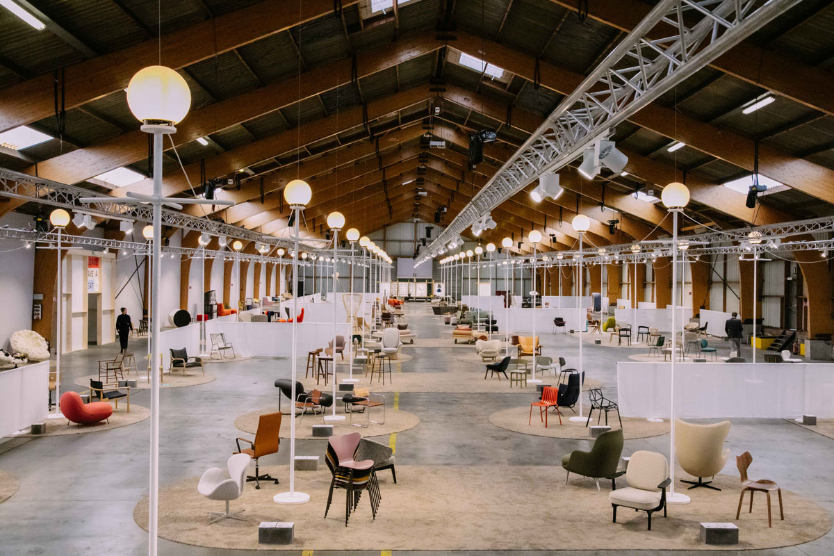 Please, have a seat. In Belgio, oltre 200 sedie in mostra