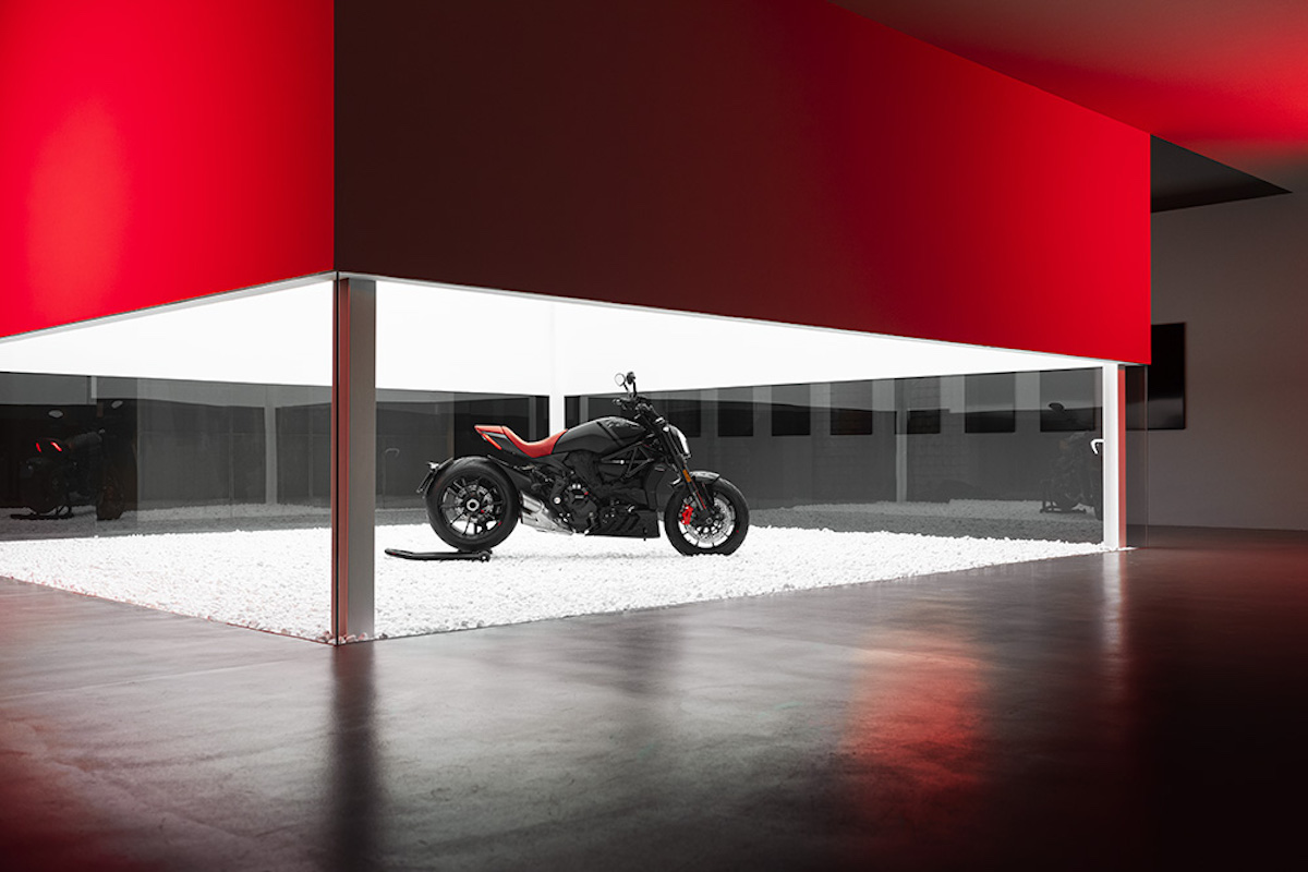 Poltrona Frau sfreccia con Ducati