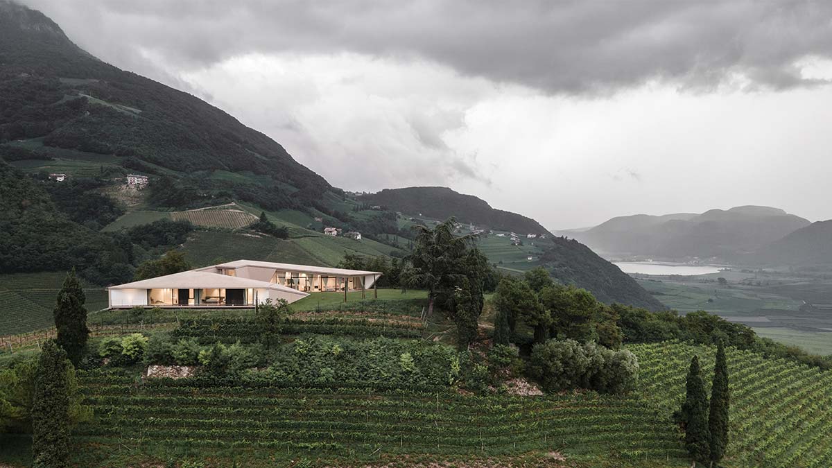 Come un nastro piegato tra le valli di montagna