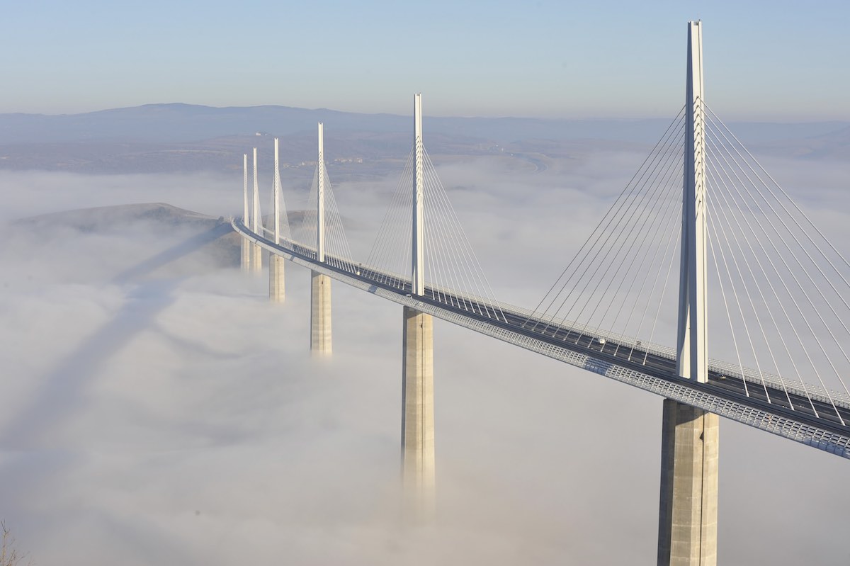 Le Viaduc de Millau – Photo © Daniel Jamme Eiffage (Norman Foster, Centre Pompidou)