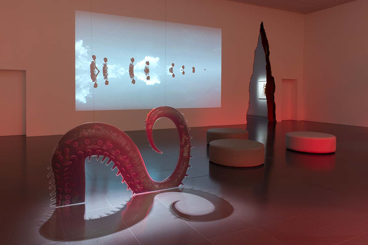 Description : Jeannette EHLERS, *Black Bullets* [Balles noires], 2012 Courtesy de l’artiste © Adagp, Paris, 2022 Josèfa NTJAM, *The Deep – Living Memories* (détail), 2022 Commande du Centre Pompidou-Metz Courtesy de l’artiste et Nicoletti Contemporary, Londres Copyright : © Centre Pompidou-Metz / Photo Marc Domage / 2022 / Exposition Les Portes du possible. Art & science-fiction