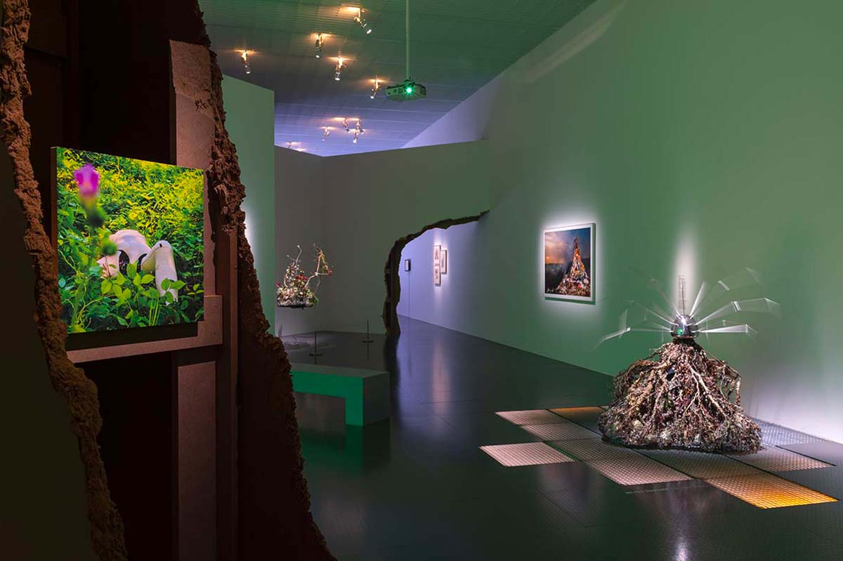 Description : Mathieu BRIAND, *Étant donné l’origine du monde*, 2016 Courtesy de l’artiste © Adagp, Paris, 2022 Gerda STEINER & Jörg LENZLINGER, *The Last Wilderness for Patent Nr. PBR’RYN2008019* [La dernière zone sauvage pour le brevet n° PBR’RYN2008019], 2013 Paris, collection Antoine de Galbert, 2199 Fabrice MONTEIRO, *Untitled #1*, 2013 De la série « The Prophecy » Paris, courtesy galerie MAGNIN-A, FM1812001E © Adagp, Paris, 2022 Max HOOPER SCHNEIDER, *Estuary Holobiont* [Holobionte d’estuaire], 2021 Courtesy de l’artiste, High Art, Paris et Arles, MHS208 et Maureen Paley, Londres Copyright : © Centre Pompidou-Metz / Photo Marc Domage / 2022 / Exposition Les Portes du possible. Art & science-fiction
