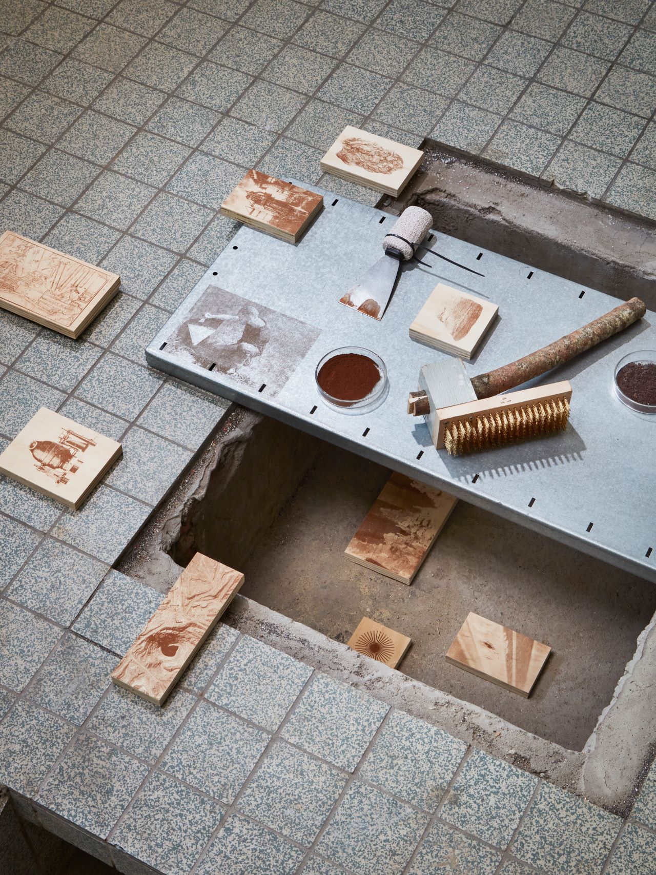 Bruno Szenk. Exibit, Base