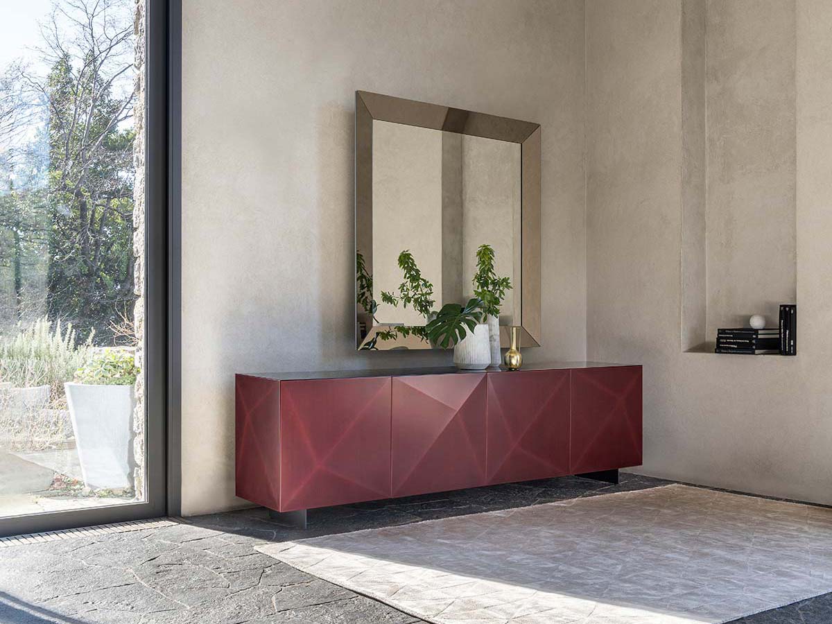 Riflessi, taglio sartoriale e finiture preziose