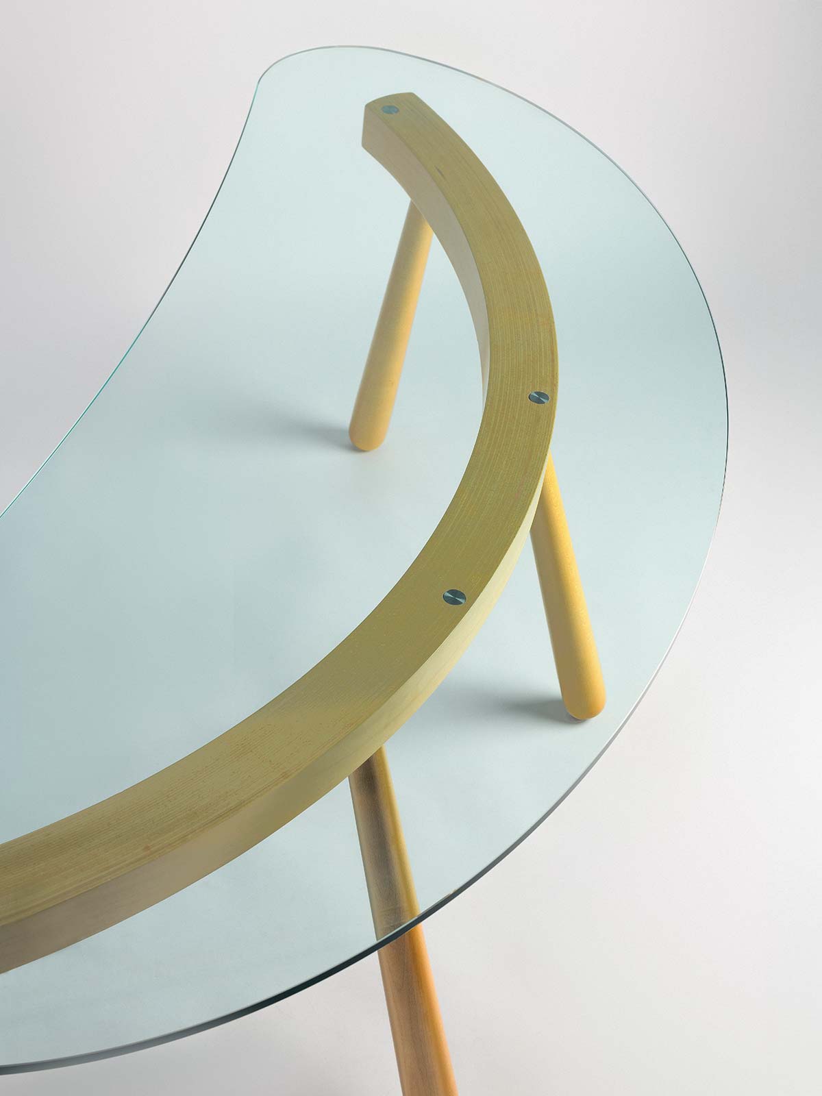 Boomerang by Gebrüder Thonet Vienna, design Enzo Mari - Photo © Carlo Mossetti