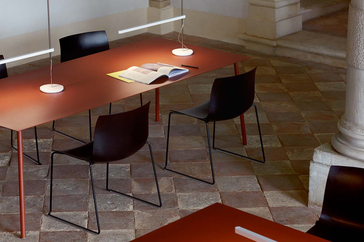 Catifa Carta chair, Onemm table by Arper - Photo © Alberto Sinigaglia