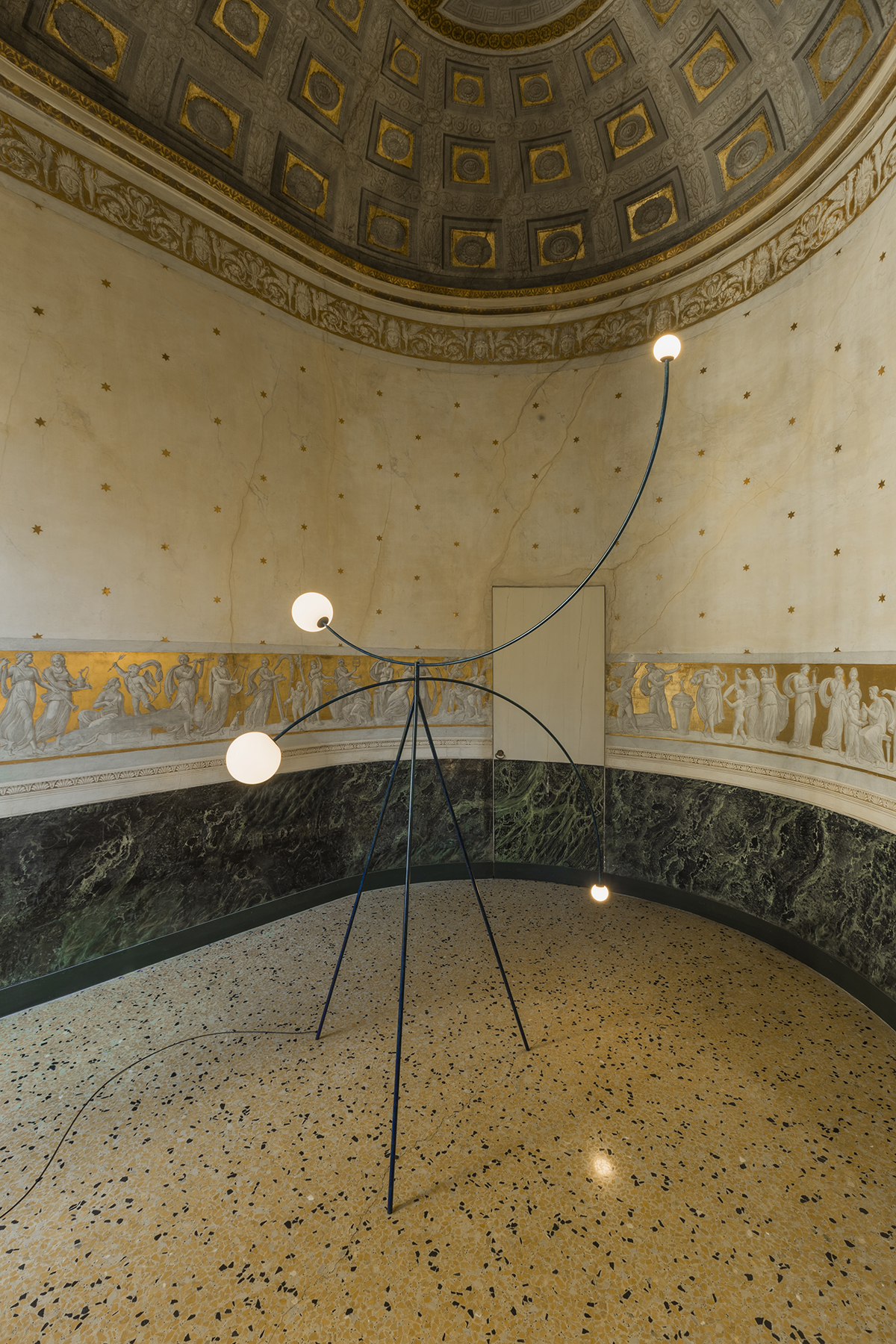 Floor Mobiule Chandelier by Michael Anastassiades - Jacqueline Vodoz & Bruno Danese Foundation, Milan - Photo © Nicolò Panzeri