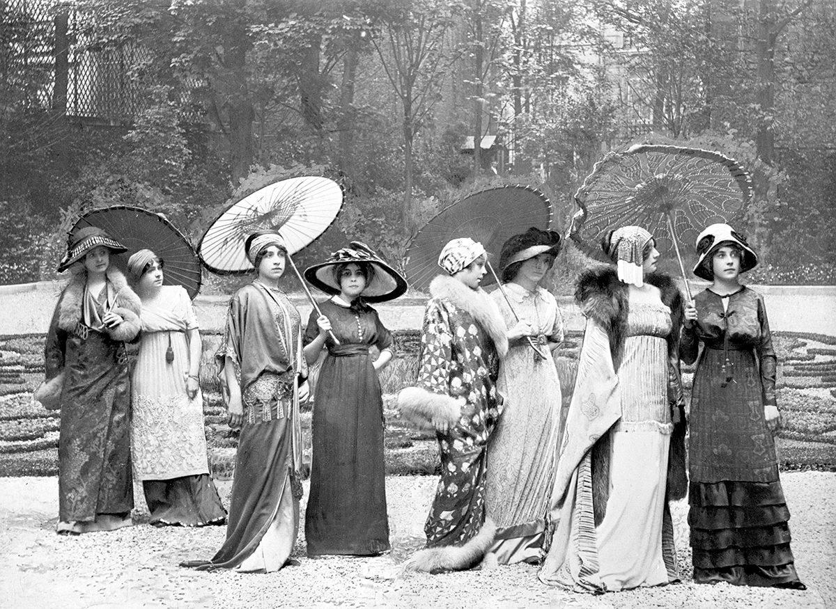Paul Poiret’s mannequin parade in his garden in Paris, 1910 © Jean Sébastien Baschet L’Illustration - Photo © Henri Manuel