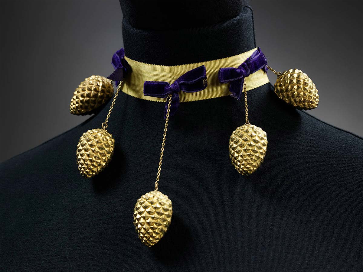 Elsa Schiaparelli, Collezione Pagan, Autunno 1938, collana con pigne