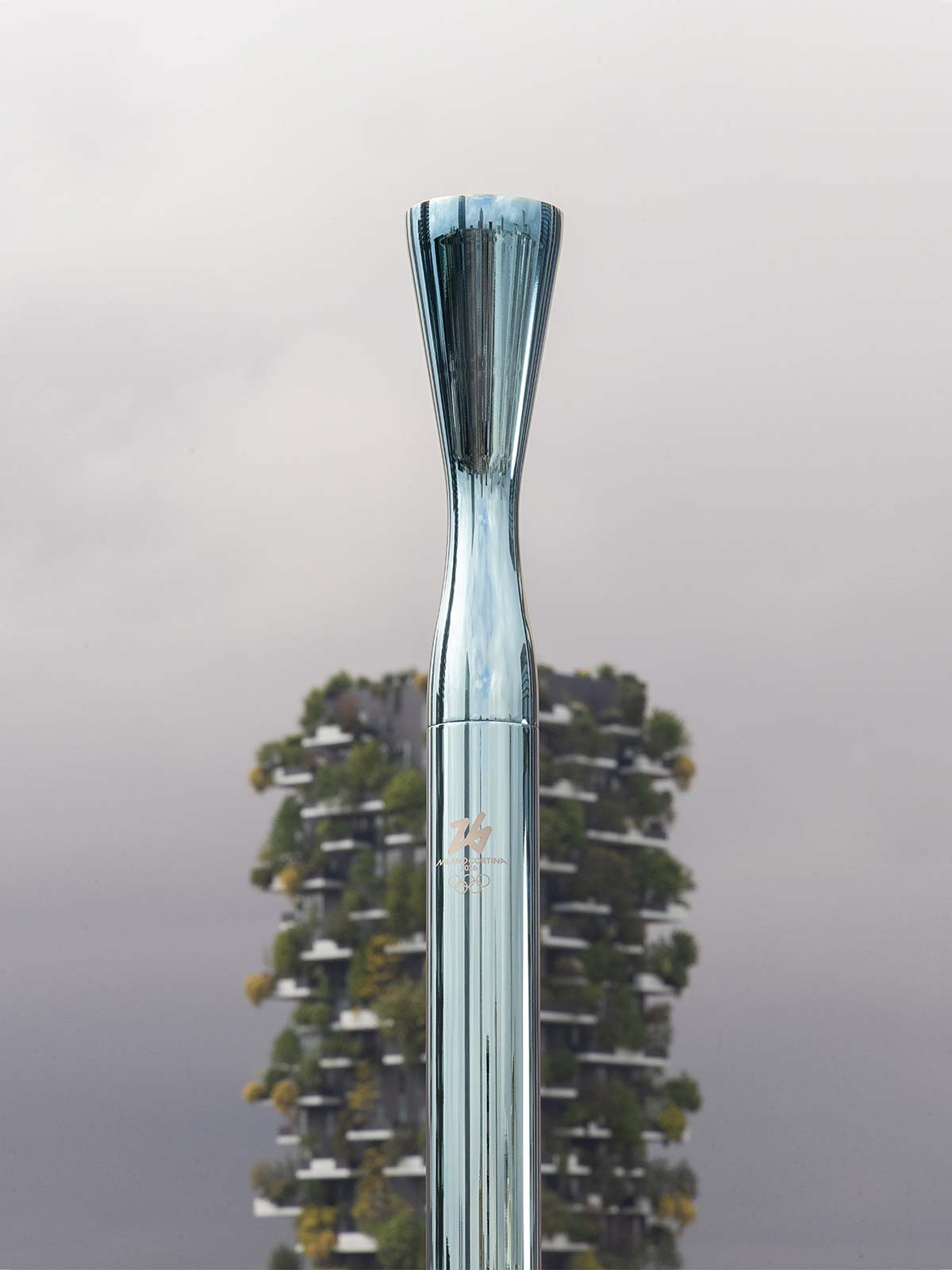 Dettaglio della torcia olimpica Milano Cortina 2026