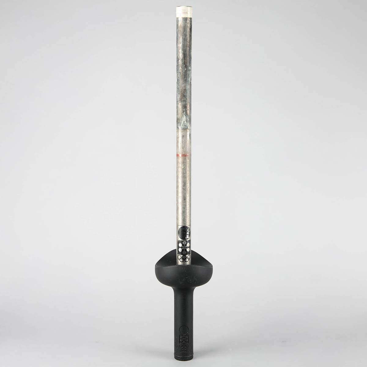 La torcia delle Olimpiadi invernali del 1972, disegnata da Sori Yanagi - Photo © courtesy RR Auctions.