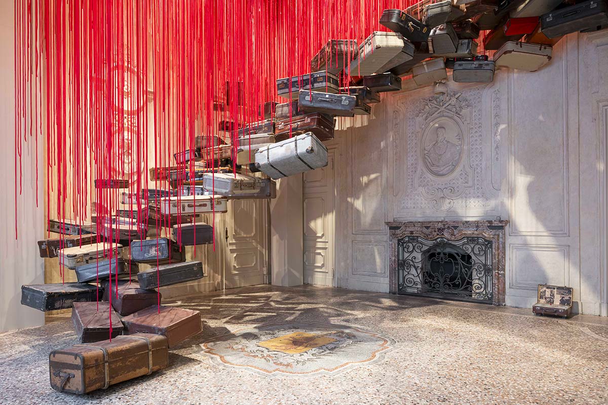 Shiota Chiharu, Accumulation - Searching for the Destination - 2014/2025 - Photo © Giorgio Perottino, courtesy of MAO Museo d’Arte Orientale