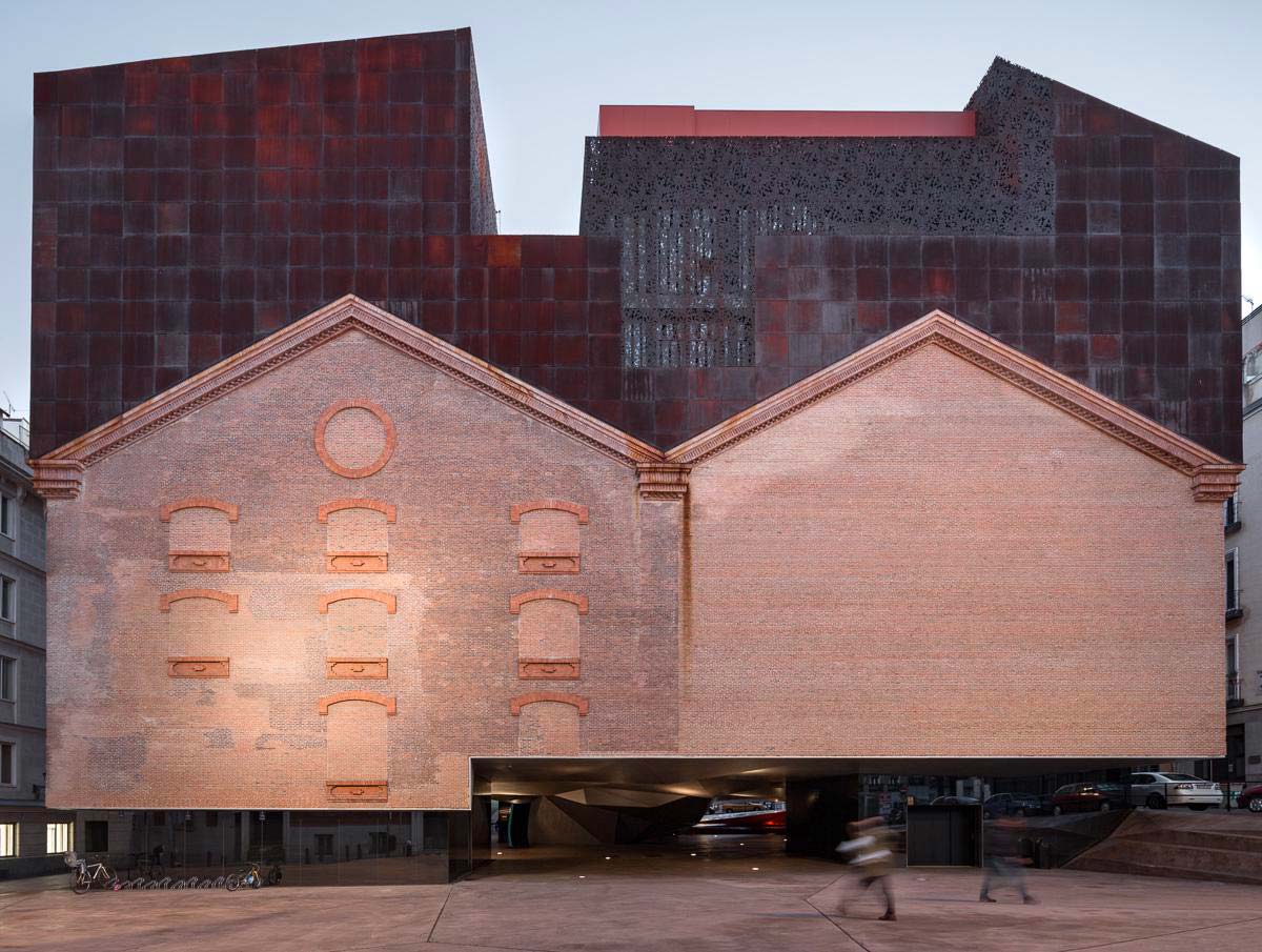 La facciata del CaixaForum, progettato da Herzog & de Meuron - Photo © Simon Garcia – Arqfoto