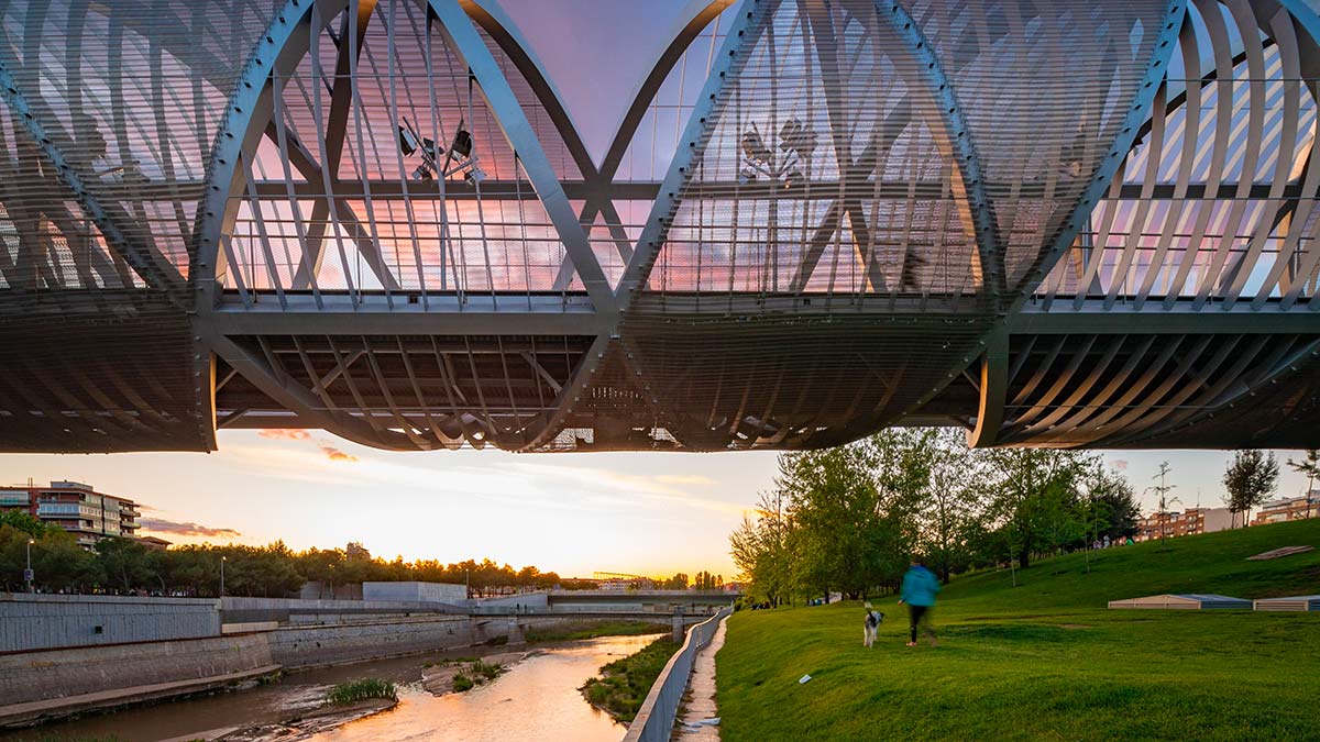 Lo spettacolare Ponte Arganzuela progettato da Dominique Perrault, lungo il parco Madrid Rio - Photo © Georges Fessy