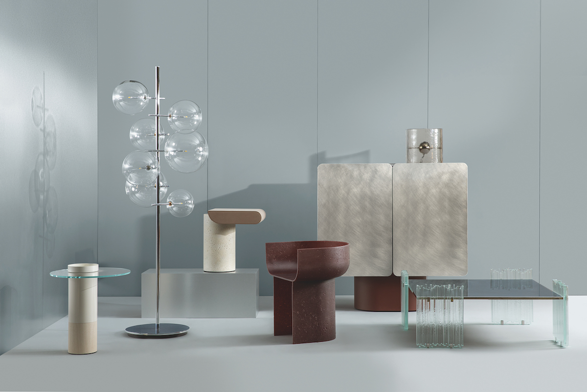 Da sinistra: Haumea, tavolino di Massimo Castagna, Bolle Stelo, lampada di Massimo Castagna, Garçon, tavolino di Studiopepe, Half-Pipe, seduta di Quincoces e Meda, Admira, madia di Silvia Gallotti, Bonfire, lampada di Studiopepe e Mirage, tavolino di Studiopepe. Ph © ©Carlotta Manaigo