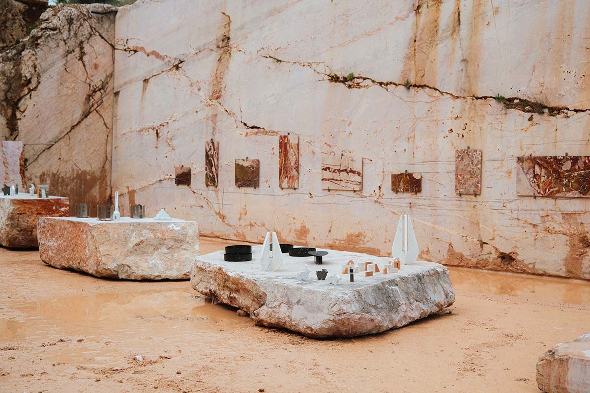 Nelle immagini, la collezione Kimano Design inserita nello scenario della cava di diaspro di Custonaci: “un dialogo silenzioso tra l'energia primitiva della terra e le linee raffinate di Kimano” la definisce l’art director Gabriele D’Angelo - Photo © Chiara Pugliesi